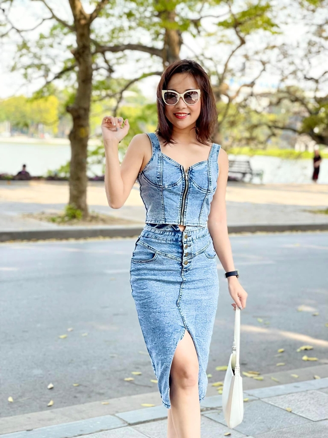 Thường xuyên xuất hiện trên sóng truyền hình với phong cách thanh lịch, kín đáo, nhưng ngoài đời thường, Minh Hương lại có gu thời trang trẻ trung, thời thượng.

