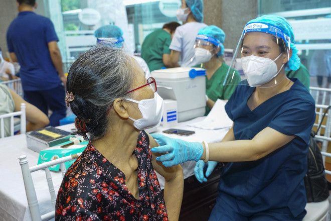 Tiêm chủng vắc-xin Covid-19 tại một cơ sở y tế ở TP Hà Nội