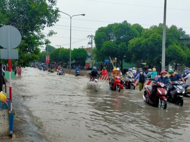 Tin tức trong ngày - CLIP: Người dân Bình Dương "ngụp lặn" sau cơn mưa lớn