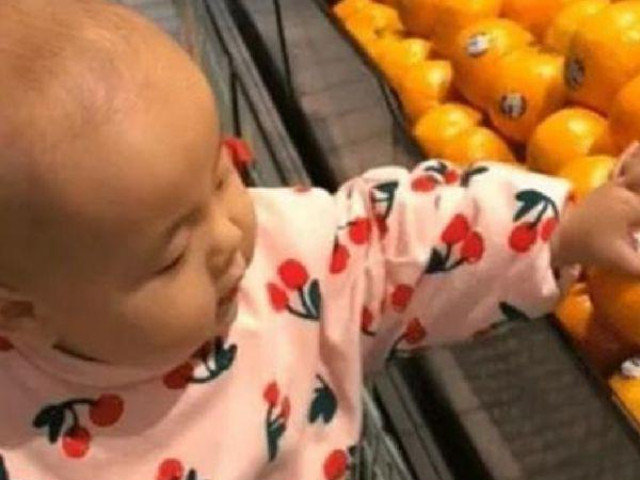 Con gái tò mò bóp nát trái cây trong siêu thị, mẹ khiến cô bé khóc thét xin chừa