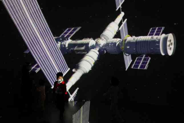 Mô hình trạm vũ trụ Thiên Hà được trưng bày tại Bắc Kinh vào tháng 4/2021. (Ảnh: Reuters)