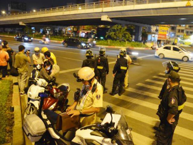 Tin tức trong ngày - "Dính” nồng độ cồn kịch khung, “ma men” đòi CSGT cho tiền đi xe ôm về nhà