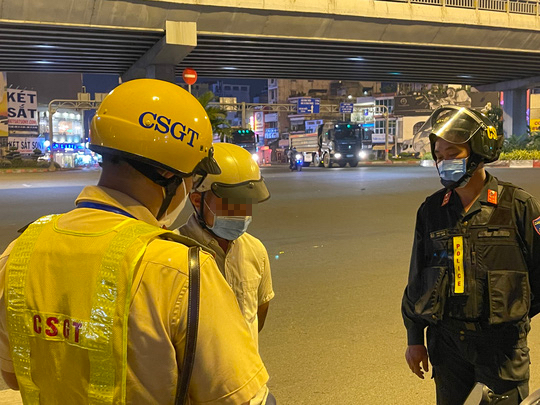 Ông L.V.C (quê Nghệ An) chạy xe máy khi đã uống rượu bia.