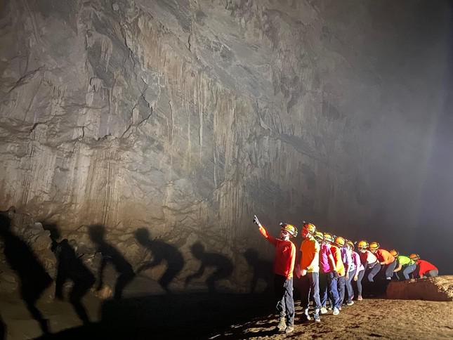 Young people race to show off their memories of discovering Son Doong cave - 2