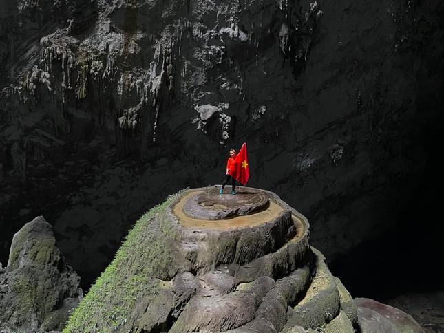 Young people race to show off their memories of discovering Son Doong cave - 4
