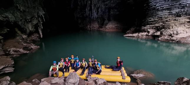 Young people race to show off their memories of discovering Son Doong cave - 5