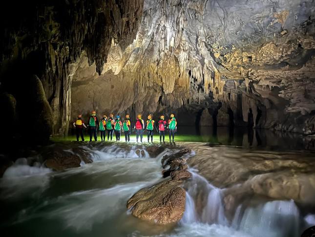 Young people race to show off their memories of discovering Son Doong cave - 7