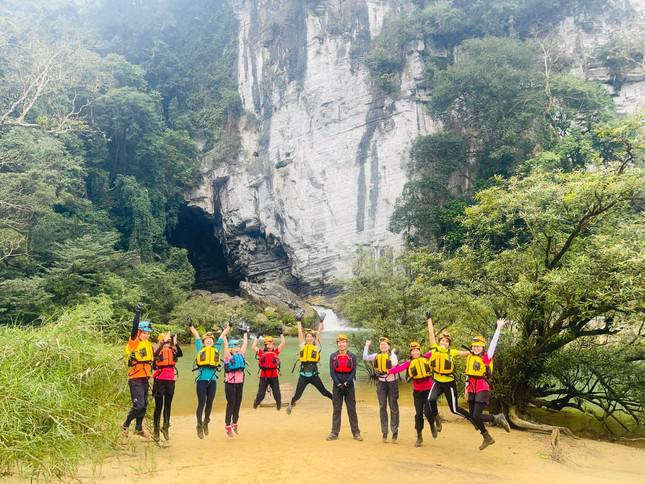 Young people race to show off their memories of discovering Son Doong cave - 8