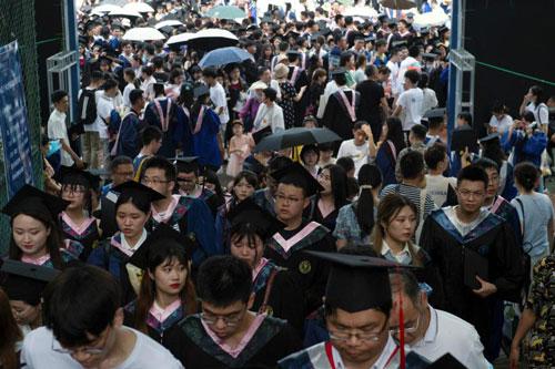 Sinh viên dự lễ tốt nghiệp tại Trường ĐH Sư phạm Hoa Trung ở TP Vũ Hán - Trung Quốc năm 2021 Ảnh: REUTERS