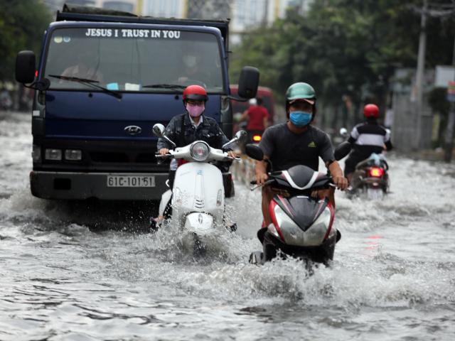Đường Sài Gòn ngập như sông sau cơn mưa 30 phút