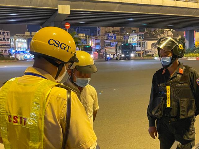 Tin tức trong ngày - Tin tức 24h qua: Uống 1 lon bia bị phạt 7 triệu đồng, tài xế liên tục đòi đo lại nồng độ cồn