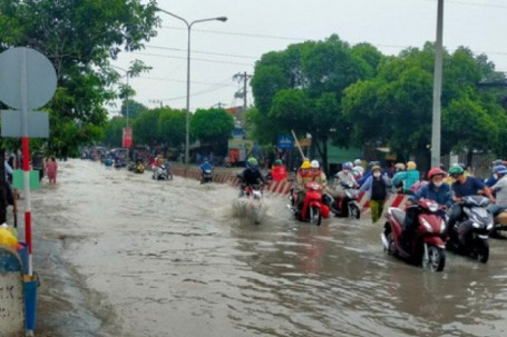 CLIP: Người dân nhiều nơi ở TP HCM, Bình Dương "ngụp lặn" sau cơn mưa lớn