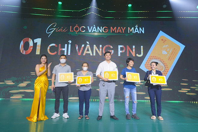 &nbsp; Nhiều giải thưởng vàng giá trị được trao cho các khách hàng may mắn