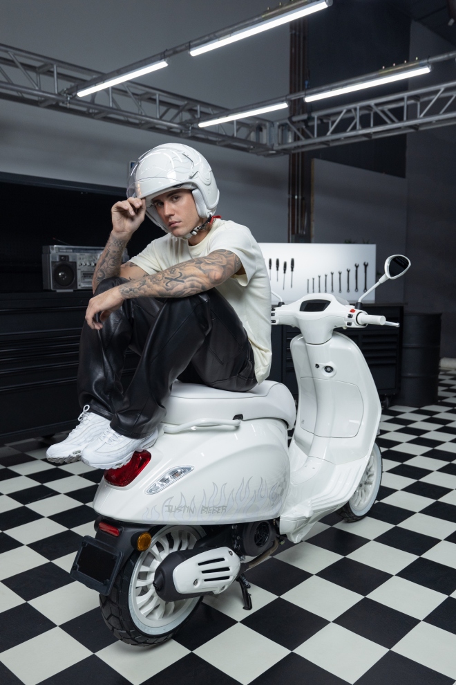 Justin Bieber X Vespa bản đặc biệt, bùng nổ cá tính - 1