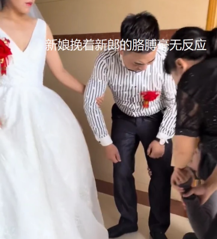 Ex-girlfriend hugged the groom's feet at the wedding, crying with regret for a 7-year relationship - 4