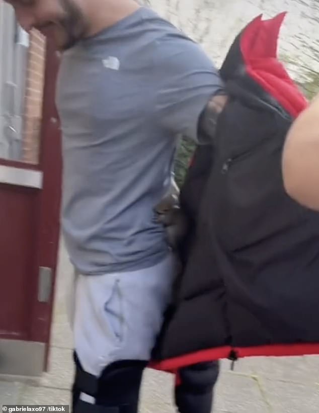 Người đàn ông bị thương đã phải được giúp đỡ bởi những người bạn đã cởi áo khoác của anh ta để đưa con sóc ra ngoài