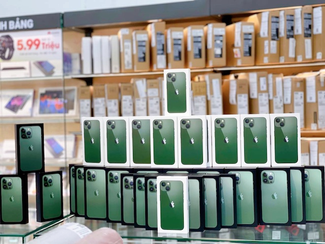 iPhone 13 green " on the shelves", only changing color but " feverish"  - first