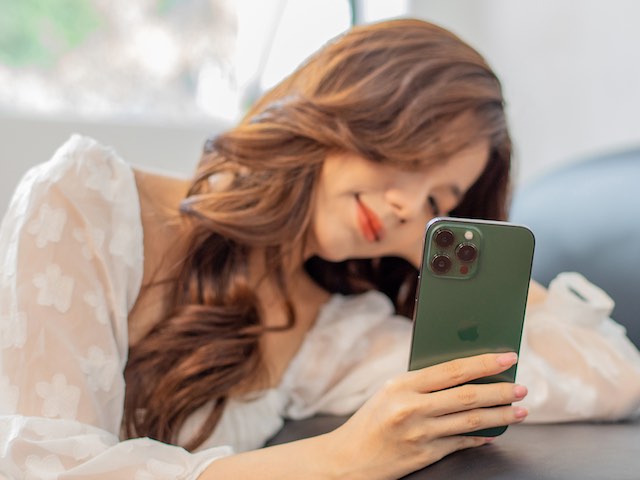 Thời trang Hi-tech - iPhone 13 xanh lục "lên kệ", chỉ đổi màu mà "sốt xình xịch"