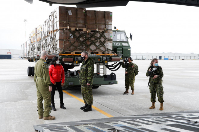 Hàng viện trợ quân sự cho Ukraine tại một sân bay ở tỉnh Ontario – Canada hôm 14-4 Ảnh: Reuters