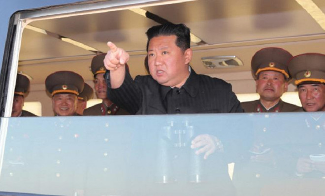 Nhà lãnh đạo Triều Tiên Kim Jong-un giám sát vụ thử nghiệm vũ khí mới hôm 16/4. Ảnh: KCNA
