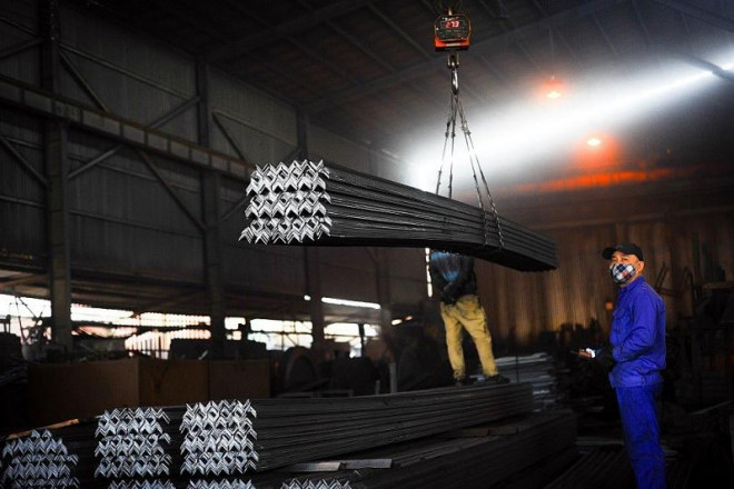 Giá vật liệu tăng cao khiến nhiều dự án gặp khó khăn. Ảnh: Báo Xây dựng.&nbsp;