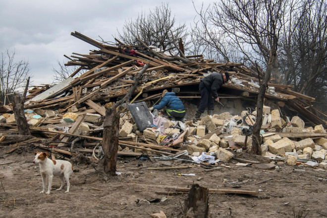 Một ngôi nhà bị phá huỷ trong một cuộc không kích của Nga ở làng Kukhari, thuộc vùng Kiev - Ukraine hôm 16-4. Ảnh: Reuters