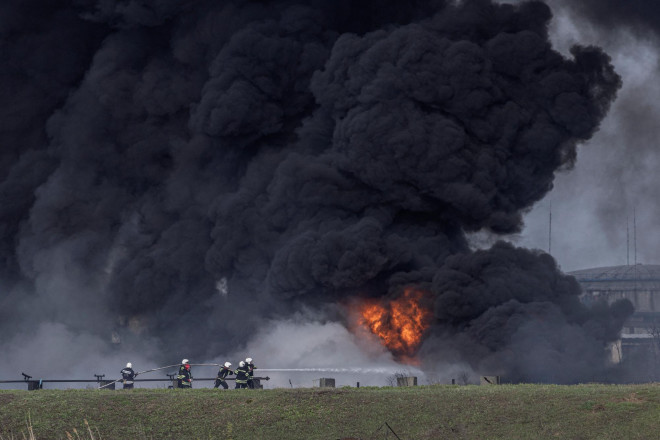 Các nhân viên cứu hỏa dập lửa tại Nhà máy lọc dầu Lysychansk sau khi bị trúng tên lửa tại vùng Luhansk - Ukraine hôm 16-4. Ảnh: Reuters