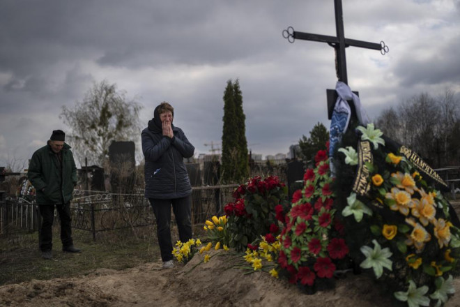 Galyna Bondar đứng bên ngôi mộ của con trai tại nghĩa trang ở Bucha, ngoại ô Kiev, Ukraine vào ngày 16-4. Ảnh: AP