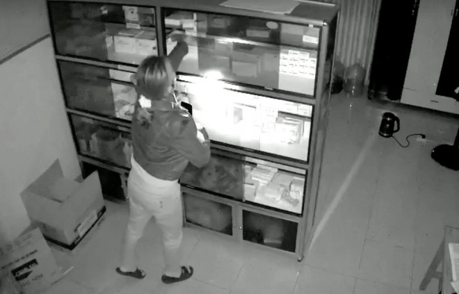 Hình ảnh camera ghi lại cảnh bà Huyền lấy thuốc trong tủ đem ra ngoài.