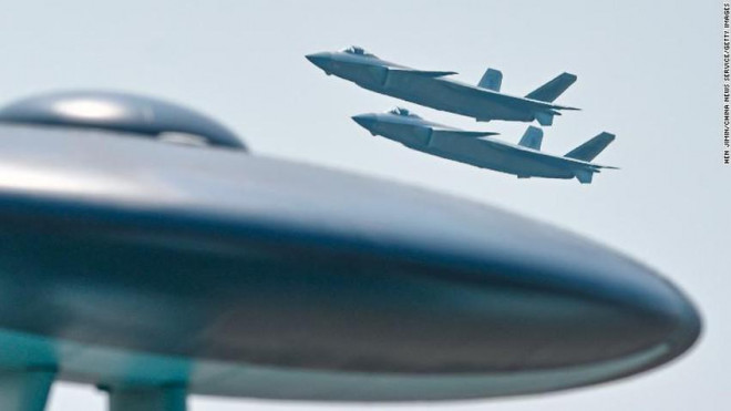 Hai tiêm kích J-20 của Trung Quốc trình điên trong sự kiện Airshow China 2021. Ảnh: CNN
