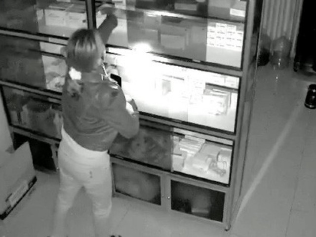 Tin tức trong ngày - Camera ghi lại hình ảnh Trạm trưởng y tế lén lấy thuốc đem ra ngoài bán