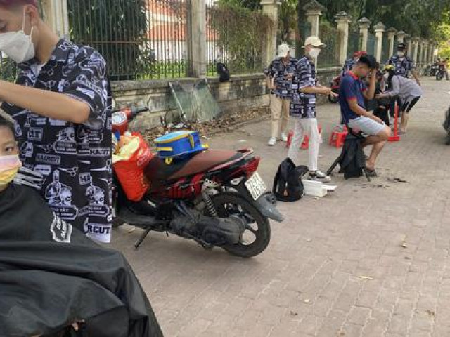 Thị trường - Tiêu dùng - Nở rộ xe hớt tóc dạo giá cao, điểm hớt tóc miễn phí tại TP HCM