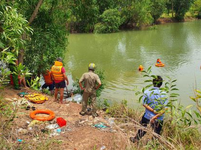 Pháp luật - Một người chìm dần xuống hồ trước sự bất lực của bạn bè