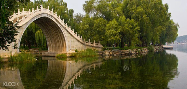 Cây cầu bằng đá trắng nằm bên rặng liễu rủ là một trong những khung cảnh lãng mạn, êm đềm của Di Hòa Viên.
