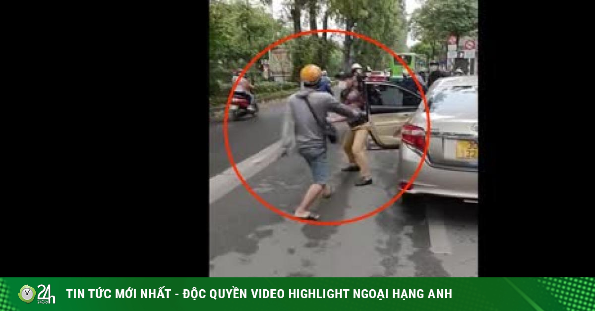 Leaving the car, driving the car into a “martial fight” with the motorbike driver in the middle of the road Hanoi-Media