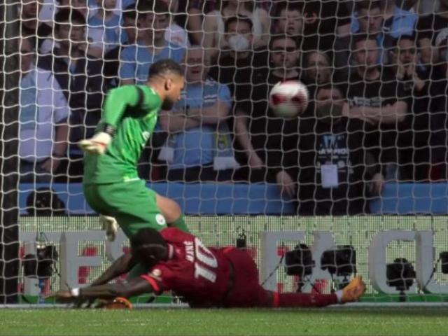 Bóng đá - Thủ môn Man City mắc lỗi đáng trách: Guardiola an ủi, John Terry châm chọc