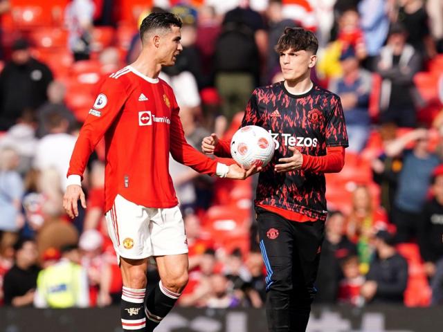 Bóng đá - Sao trẻ MU khen Ronaldo vĩ đại nhất, bị Aguero "nhắc khéo" về Messi