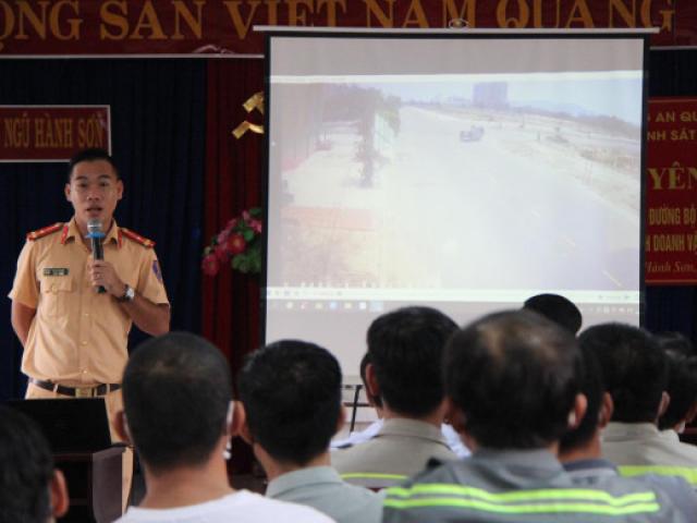 Đà Nẵng: CSGT cho tài xế xem clip tai nạn để tuyên truyền an toàn giao thông