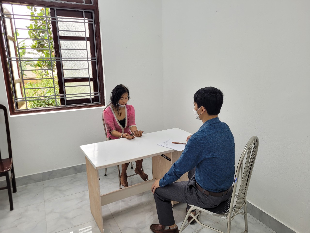 Nữ nghi phạm sát hại chủ shop quần áo tại cơ quan điều tra.