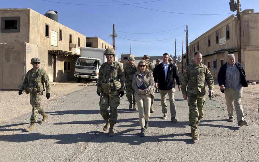 Bộ trưởng Lục quân Mỹ – bà Christine Wormuth – đi thị sát binh sĩ luyện tập hôm 12.4 (ảnh: AP)