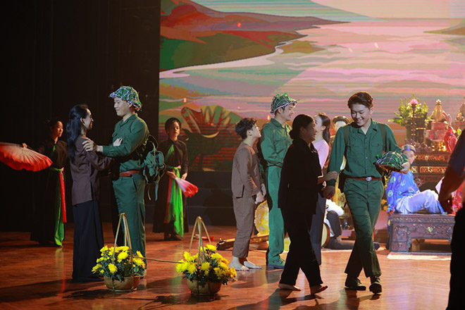 MV tái hiện lại hình ảnh những chàng trai lên đường đi bộ đội, bà và mẹ ở nhà ngóng con