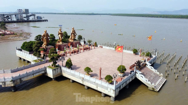 Với vị trí địa lý đặc biệt thuận lợi về đường biển, đường sông, địa hình đồi núi hiểm trở nên thị trấn Minh Đức có vị trí quân sự đặc biệt quan trọng. Nơi đây còn lưu giữ nhiều dấu tích lịch sử gắn liền với các chiến thắng vĩ đại trên sông Bạch Đằng từ hàng nghìn năm trước.