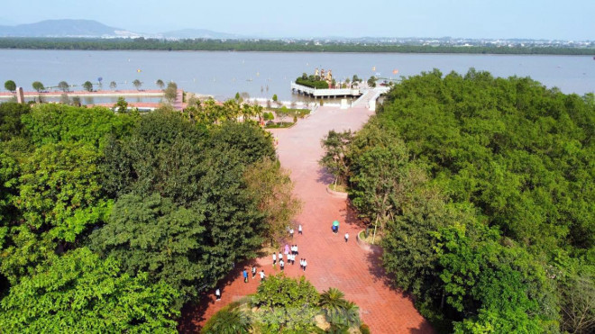 Khu di tích Bạch Đằng Giang thuộc địa phận thị trấn Minh Đức (huyện Thủy Nguyên, TP Hải Phòng). Thị trấn Minh Đức ngày nay vốn là làng Tràng Kênh xưa, thuộc huyện Thủy Đường (phủ Kinh Môn, trấn Hải Dương). Tràng Kênh nằm trong vùng tứ giác nước được tạo bởi các sông: Bạch Đằng, sông Liễu, sông Giá, sông Hà Thần, sông Hàm Long, sông Hang Lương, sông Móc...