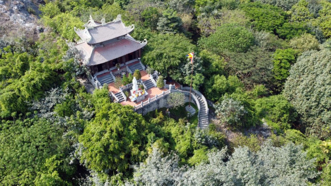 Khu Di tích Bạch Đằng Giang bao gồm nhiều nguyên đơn kiến trúc hợp thành như: Đền thờ Đức vương Ngô Quyền, Đền thờ Hoàng đế Lê Đại Hành, Trúc Lâm Tự thờ Phật, Linh từ Tràng Kênh thờ Đức thánh Trần, Đền Mẫu và Đền Chủ tịch Hồ Chí Minh.