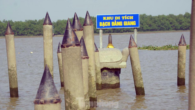 Để tri ân công đức to lớn của các anh hùng dân tộc, từ 2008-2018, Di tích Bạch Đằng Giang được xây dựng gồm các đền, chùa, linh từ, quảng trường... Khu di tích như một đài tưởng niệm, lưu niệm về 3 lần chiến thắng giặc ngoại xâm trên sông Bạch Đằng.