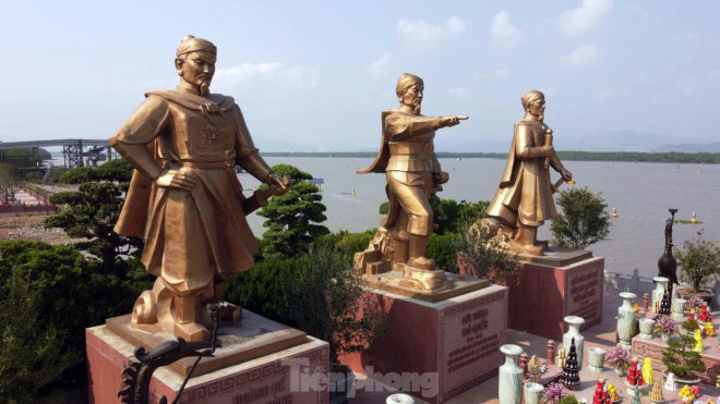 Quảng trường chiến thắng nằm ở ngã 3 sông Bạch Đằng và sông Thải, có khuôn viên rộng 2.000m2. Trên quảng trường dựng 3 pho tượng đồng nguyên khối về 3 anh hùng dân tộc: Đức vương Ngô Quyền, Vua Lê Đại Hành và Hưng Đạo Đại Vương Trần Quốc Tuấn. Mỗi pho tượng cao 8m, nặng 40 tấn, đều đứng trên bệ đá hướng ra sông, biển.