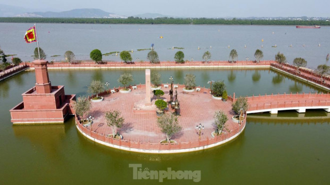 Phía sau quảng trường chiến thắng có Văn bia Hịch tướng sĩ của Hưng Đạo Đại Vương Trần Quốc Tuấn.