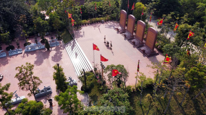 Trong khuôn viên di tích còn có khu vực mô phỏng hình ảnh dân quân chặt gỗ, đóng cọc làm nên những trận địa trên sông.