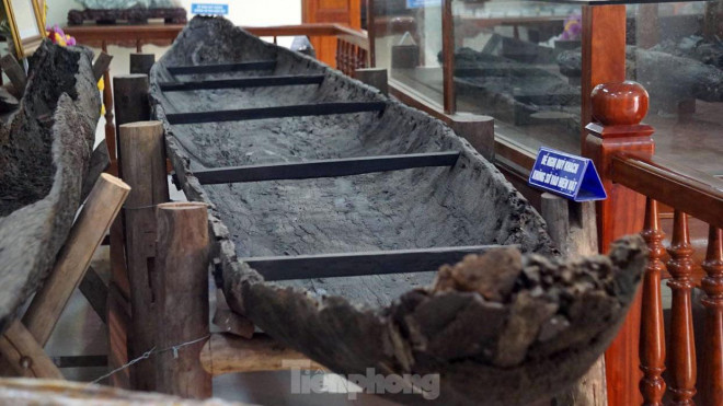 Khu vực trưng bày Khu di tích Bạch Đằng Giang với nhiều cọc, thuyền gỗ, đồ gốm... là những chứng tích lịch sử minh chứng các trận thủy chiến trên sông cũng được du khách rất quan tâm.