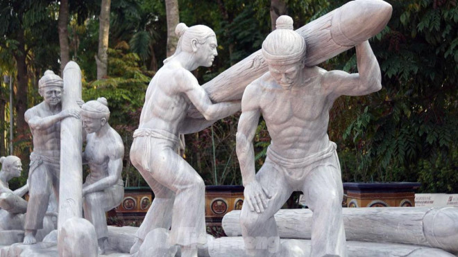 Ngoài quảng trường chiến thắng, khu vực mô phỏng dân quân chặt gỗ, dựng cọc trên sông được du khách, học sinh tỏ ra rất thích thú.